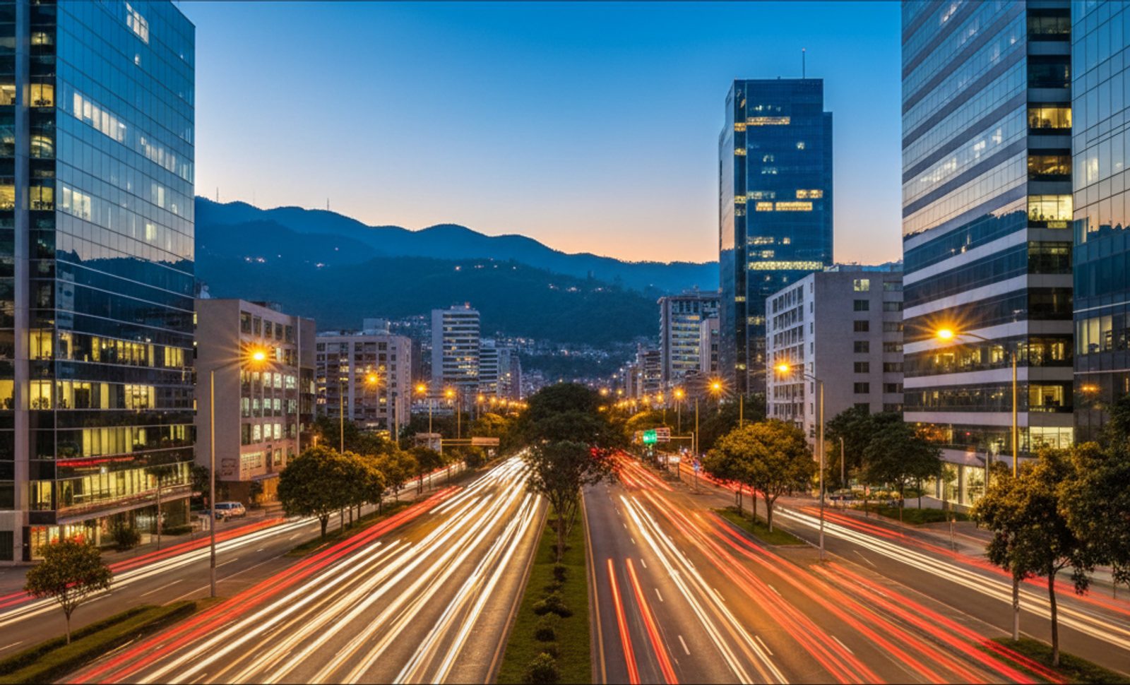 Avenida de Medellín a la hora azul con estelas de luz de carros y motos